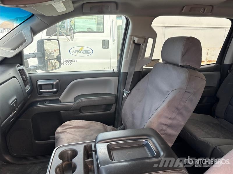 GMC Sierra 3500HD 4x4 Crew Cab Flatbed Truck Camioane platforma/prelata