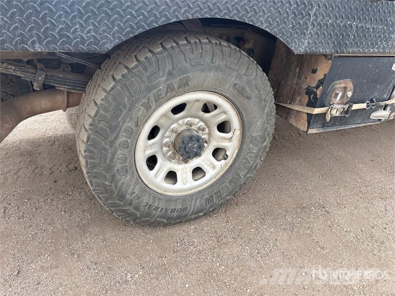 GMC Sierra 3500HD 4x4 Crew Cab Flatbed Truck Kamioni sa otvorenim sandukom