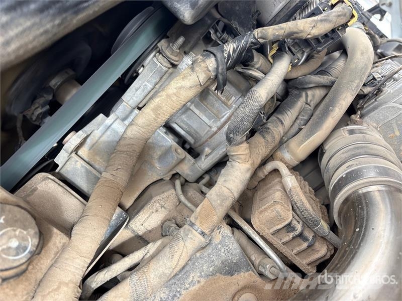 GMC Sierra 3500HD 4x4 Crew Cab Flatbed Truck Kamioni sa otvorenim sandukom