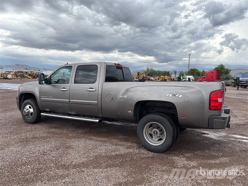 GMC Sierra 3500HD Denali 4x4 Crew Cab Pickup Egyéb