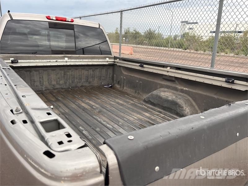 GMC Sierra 3500HD Denali 4x4 Crew Cab Pickup Egyéb