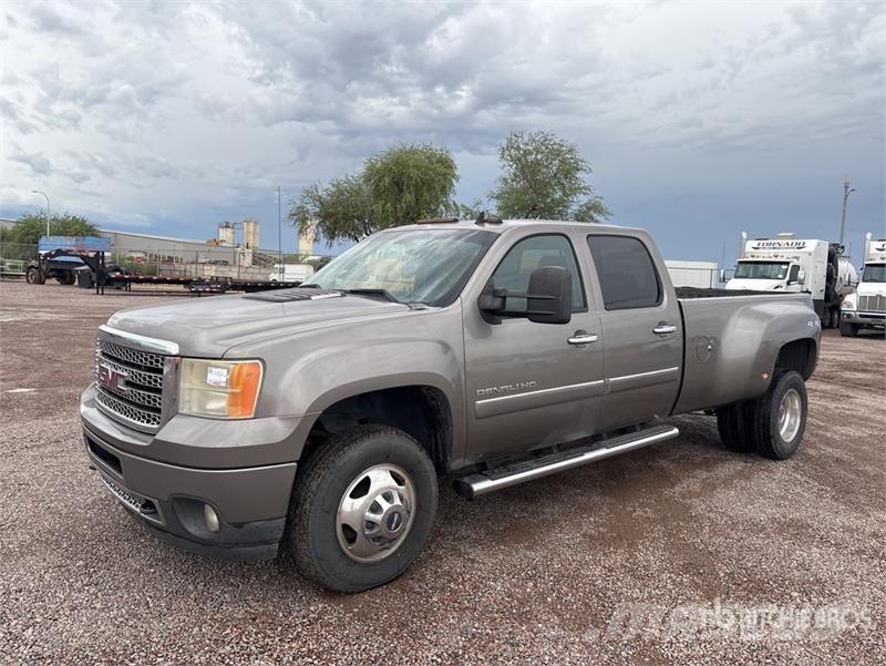 GMC Sierra 3500HD Denali 4x4 Crew Cab Pickup Egyéb