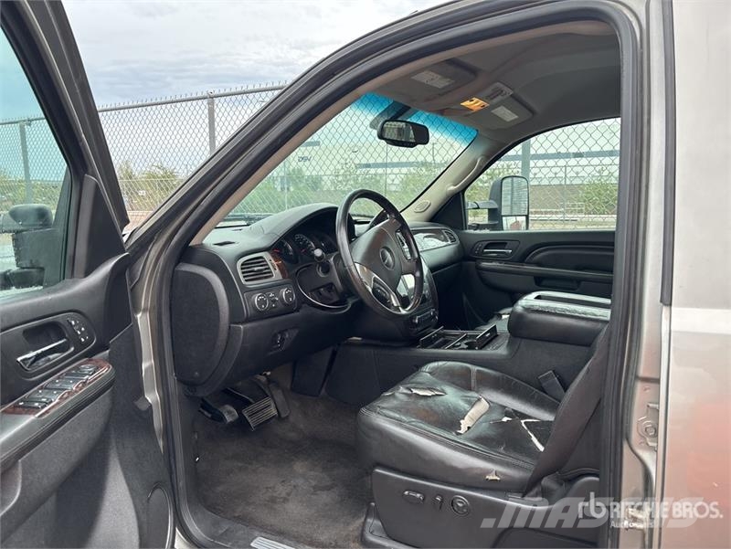 GMC Sierra 3500HD Denali 4x4 Crew Cab Pickup Egyéb