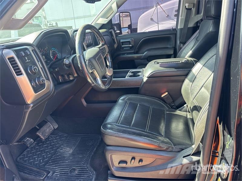 GMC Sierra 3500HD Denali 4x4 Crew Cab Pickup Ostalo