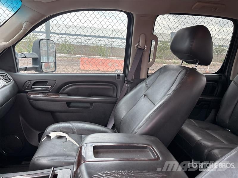GMC Sierra 3500HD Denali 4x4 Crew Cab Pickup Egyéb