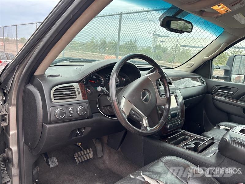 GMC Sierra 3500HD Denali 4x4 Crew Cab Pickup Egyéb