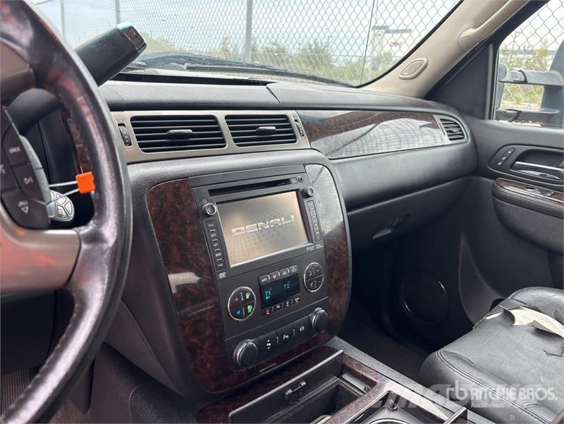 GMC Sierra 3500HD Denali 4x4 Crew Cab Pickup Egyéb