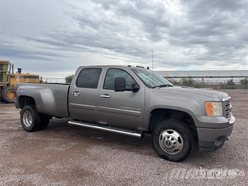 GMC Sierra 3500HD Denali 4x4 Crew Cab Pickup Egyéb