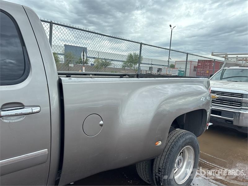 GMC Sierra 3500HD Denali 4x4 Crew Cab Pickup Egyéb