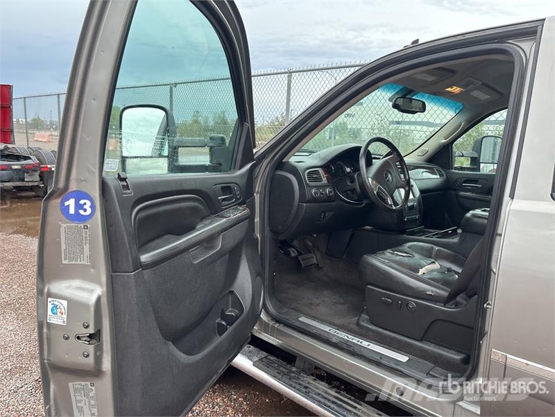 GMC Sierra 3500HD Denali 4x4 Crew Cab Pickup Egyéb