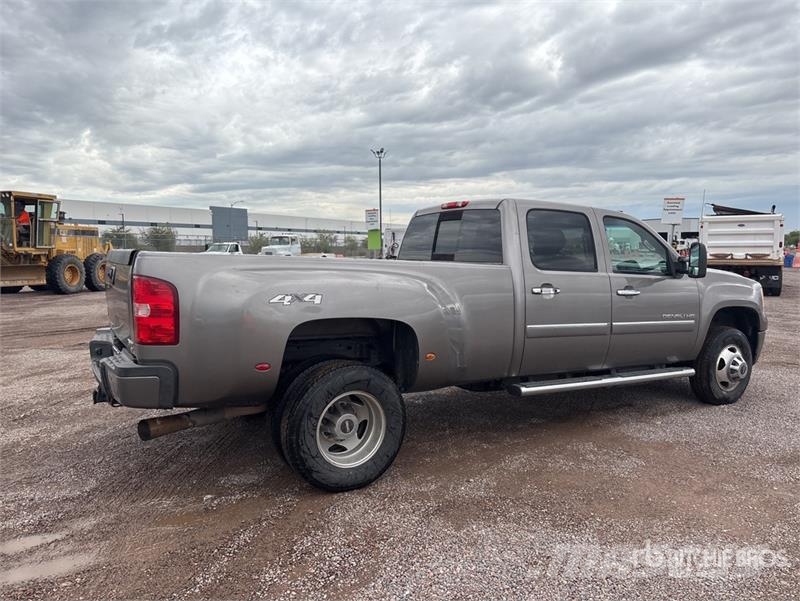 GMC Sierra 3500HD Denali 4x4 Crew Cab Pickup Egyéb
