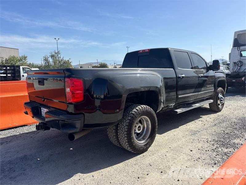 GMC Sierra 3500HD Denali 4x4 Crew Cab Pickup Ostalo