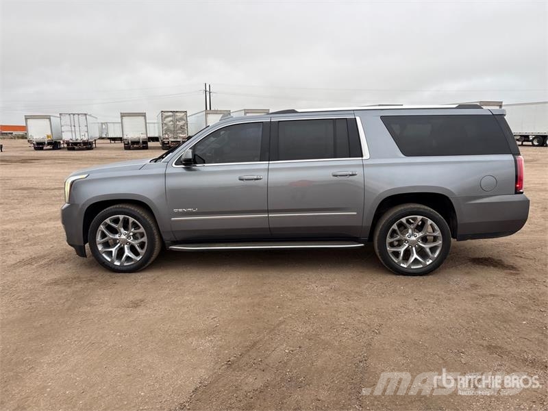 GMC Yukon Denali 4WD SUV Automobili