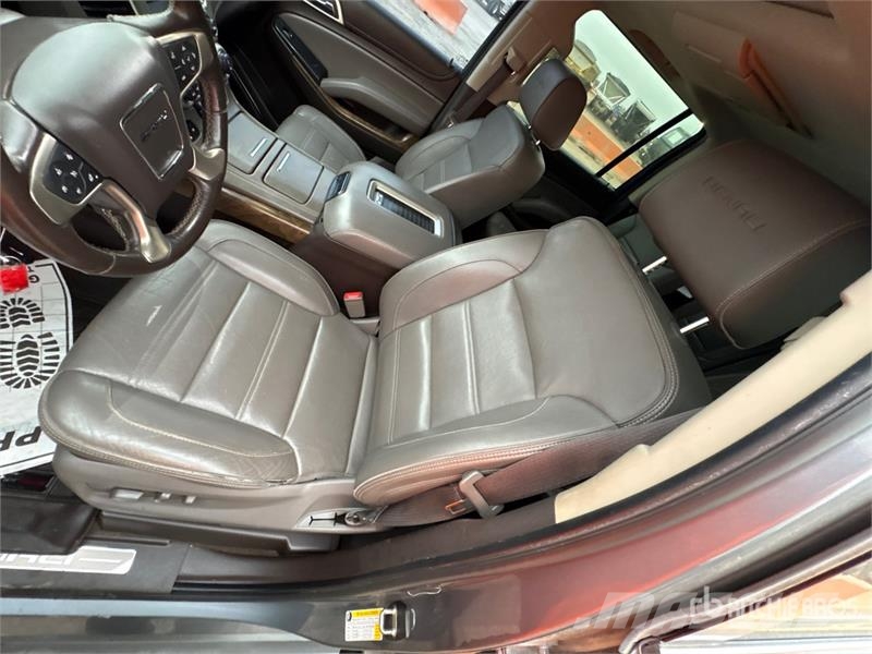 GMC Yukon Denali 4WD SUV Automobili
