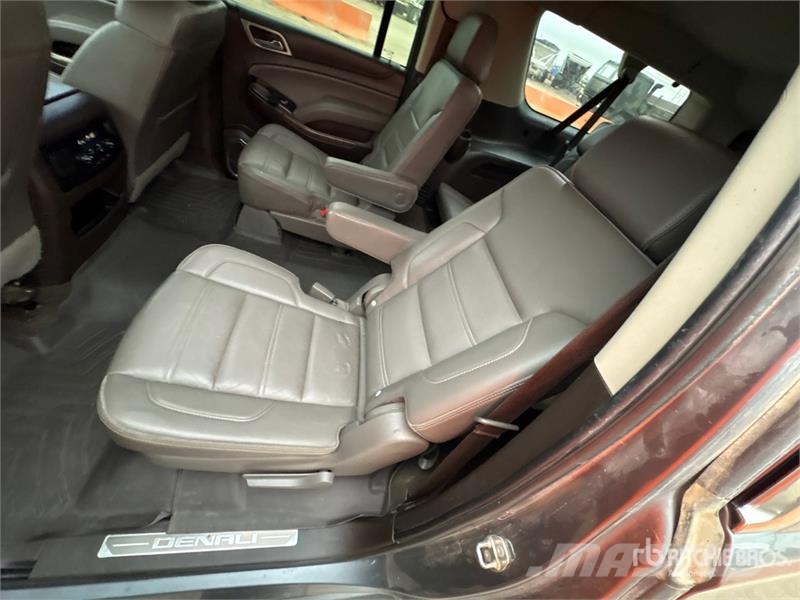 GMC Yukon Denali 4WD SUV Automobili