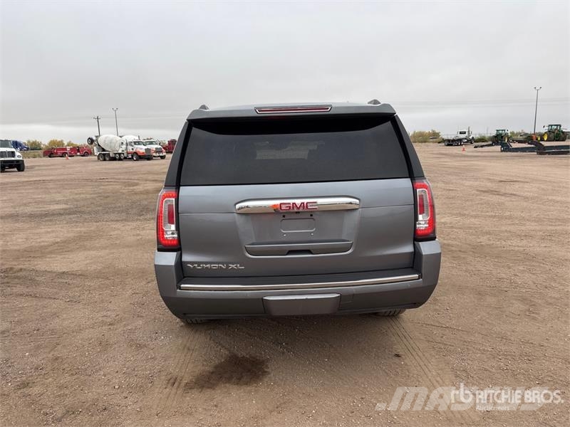 GMC Yukon Denali 4WD SUV Automobili