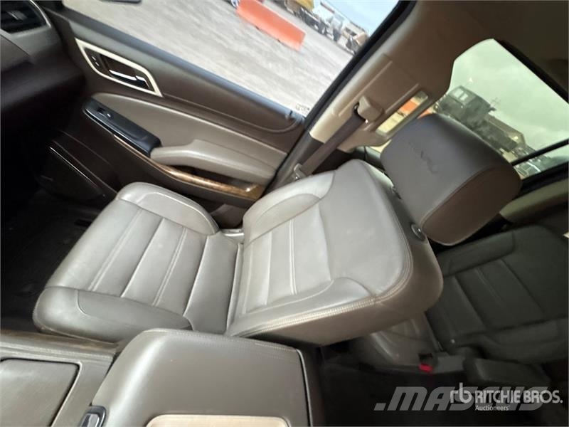 GMC Yukon Denali 4WD SUV Automobili