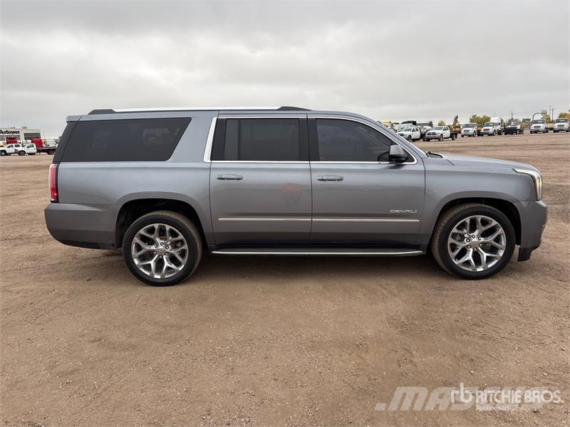 GMC Yukon Denali 4WD SUV Automobili