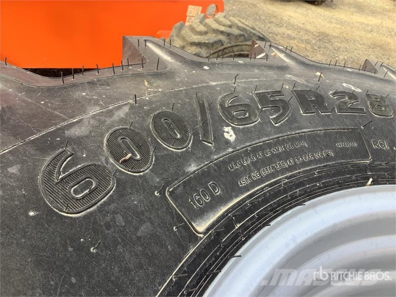 Goodyear of (2) Goodyear 600/65R28 Tires Gume, točkovi i felne
