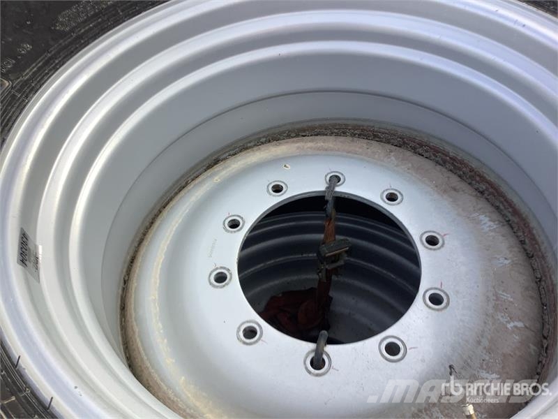 Goodyear of (2) Goodyear 600/65R28 Tires Gume, točkovi i felne
