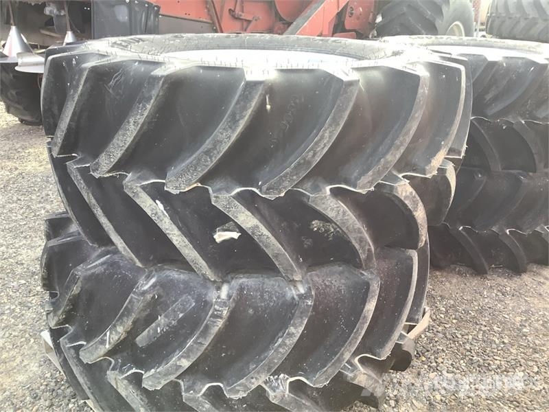 Goodyear of (2) Goodyear 600/65R28 Tires Gume, točkovi i felne