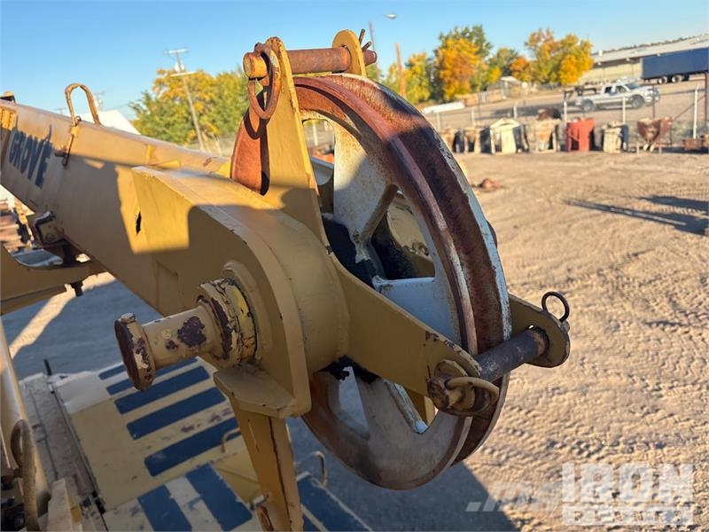 Grove RT740 Celtņi nelīdzenām virsmām
