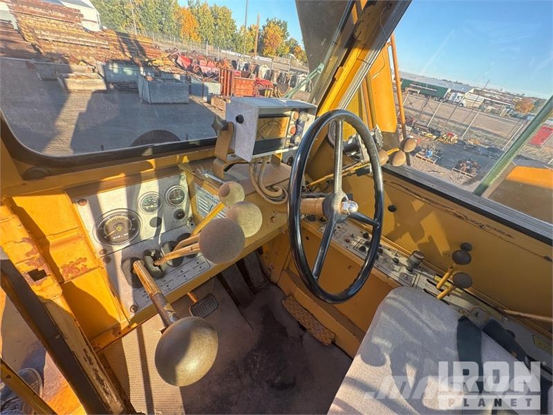 Grove RT740 Celtņi nelīdzenām virsmām