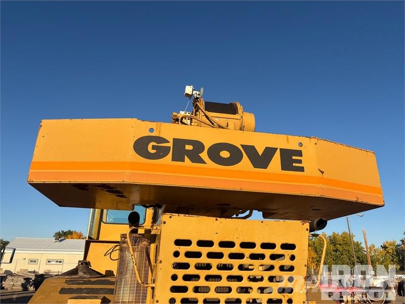 Grove RT740 Celtņi nelīdzenām virsmām