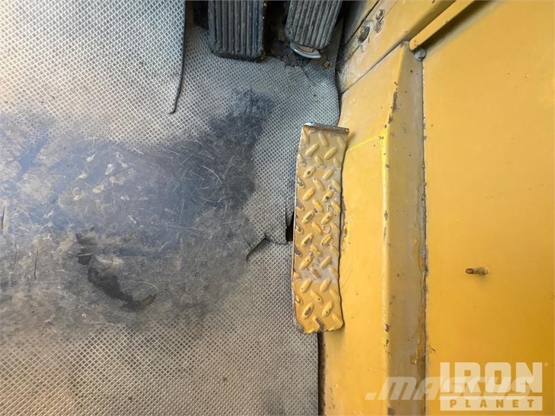 Grove RT740 Celtņi nelīdzenām virsmām