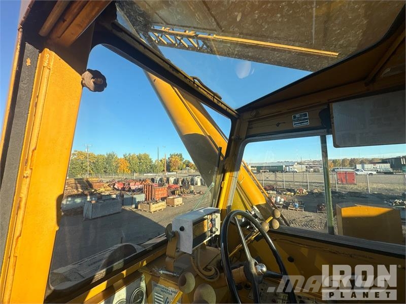 Grove RT740 Celtņi nelīdzenām virsmām