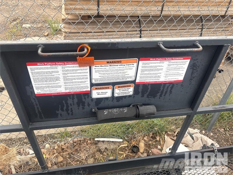 Haugen MWP4X116 114.5 in 1000 lb Personnel Basket 垂直昇降型リフト