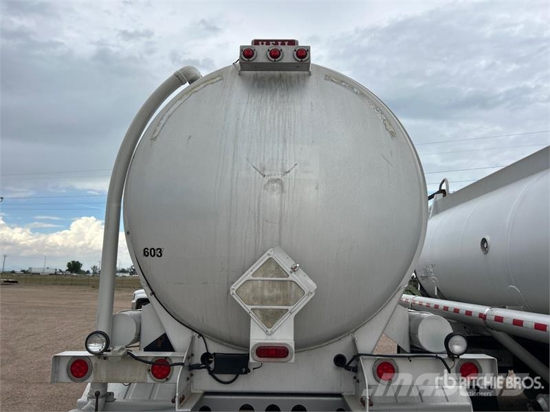 Heil 5000 gal T/A Turntable Spread Axle Vacuum Tanker T Cisterna