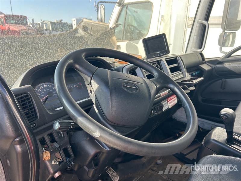 Hino 185 Camiones caja cerrada