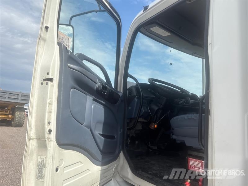 Hino 238 Tovornjaki zabojniki