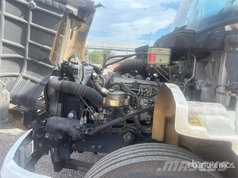Hino 238 Tovornjaki zabojniki