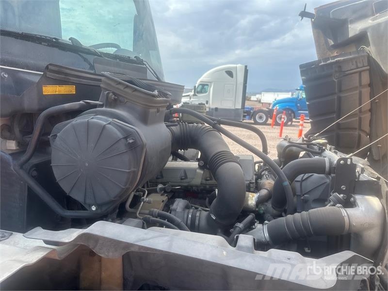 Hino 238 Tovornjaki zabojniki