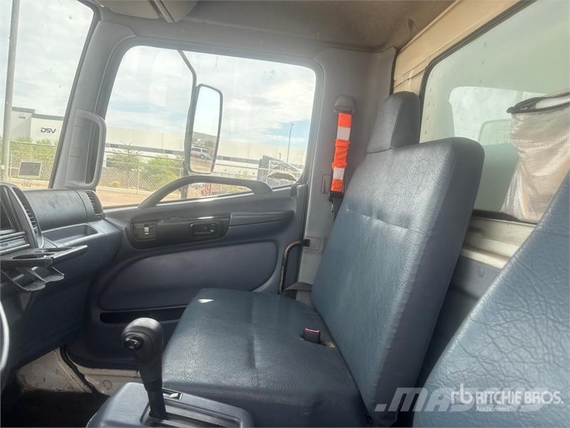 Hino 238 Tovornjaki zabojniki