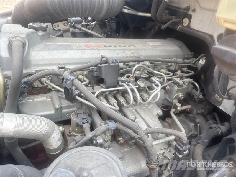 Hino 238 Tovornjaki zabojniki