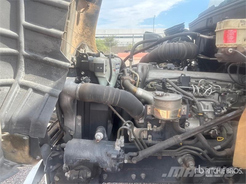 Hino 238 Tovornjaki zabojniki