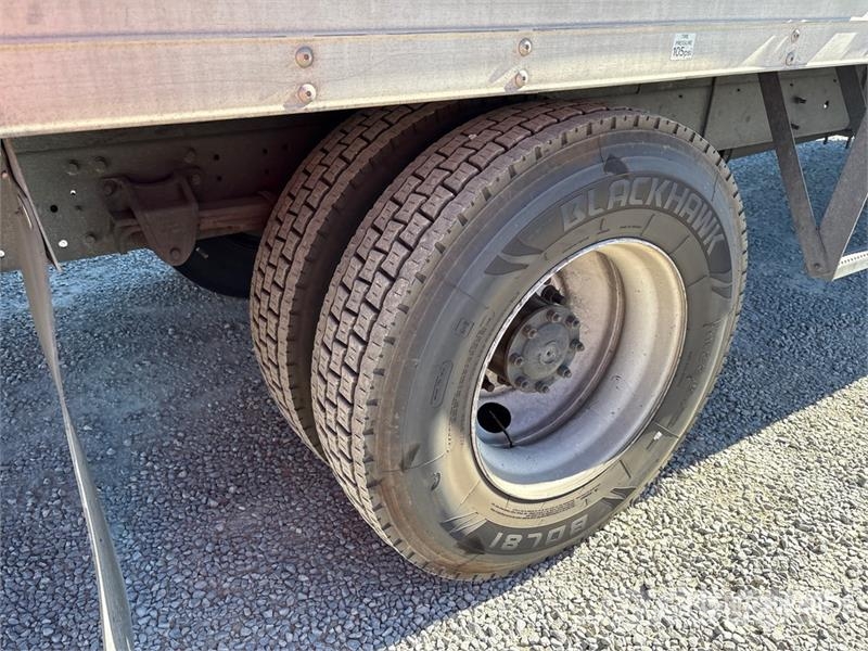 Hino 268 شاحنات ذات هيكل صندوقي