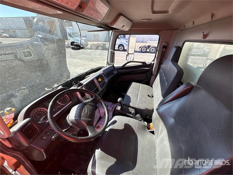Hino 268 شاحنات ذات هيكل صندوقي