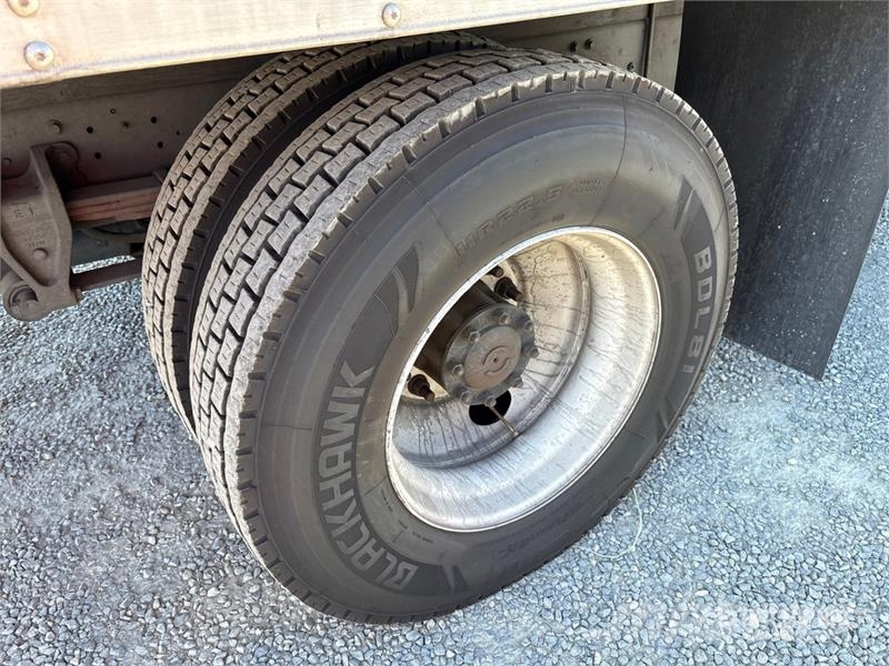 Hino 268 شاحنات ذات هيكل صندوقي
