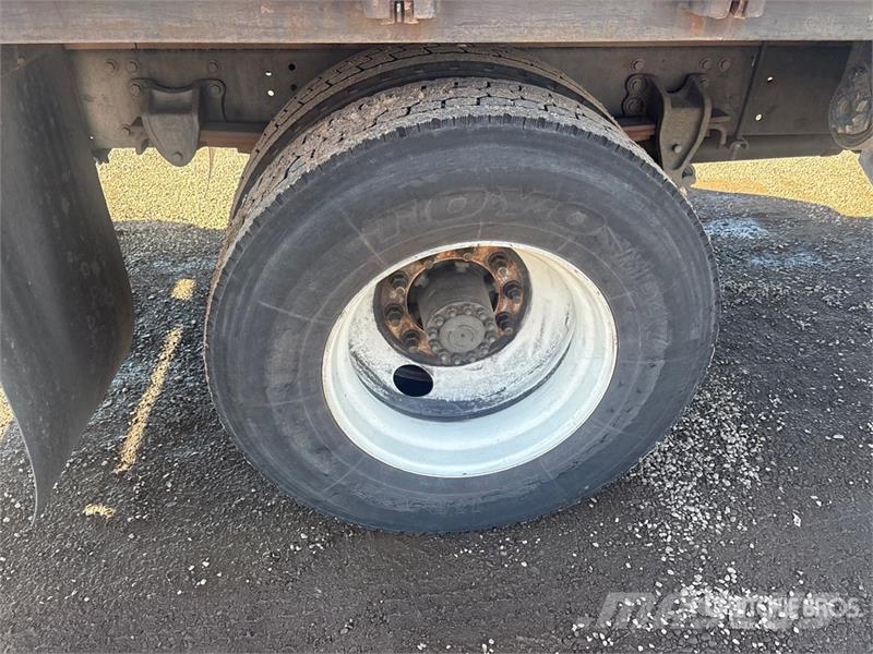 Hino 268 平板式/側卸式卡車