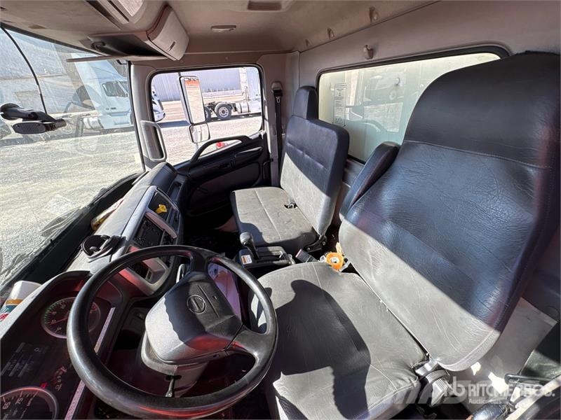 Hino 268 شاحنات ذات هيكل صندوقي
