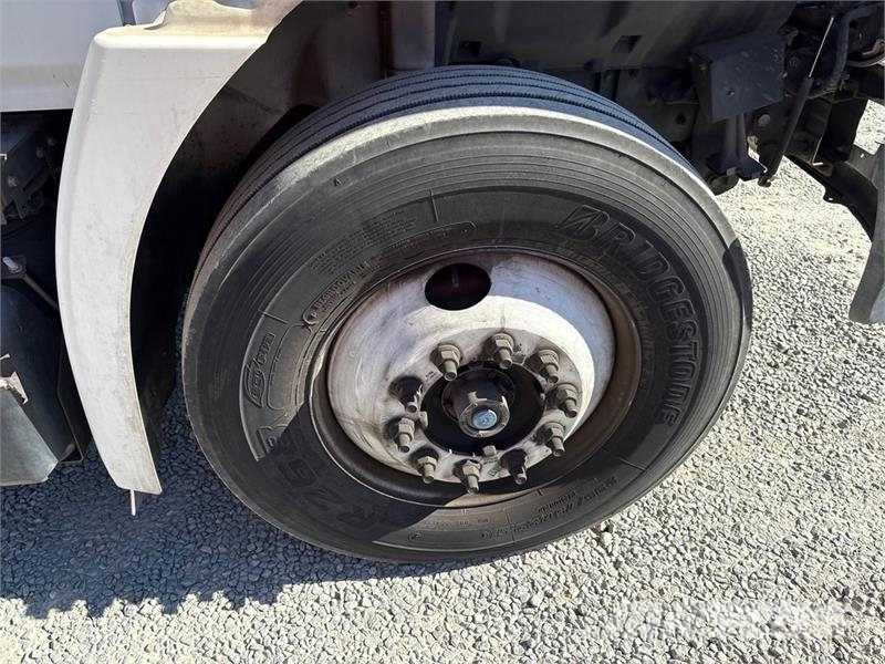Hino 268 شاحنات ذات هيكل صندوقي