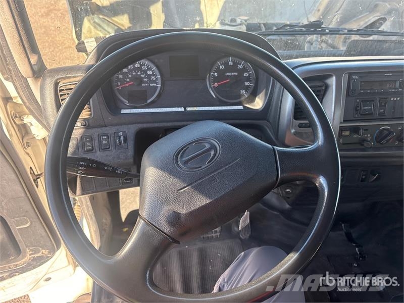 Hino 268 平板式/側卸式卡車