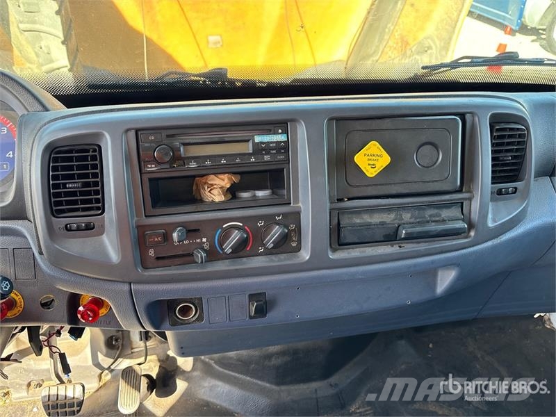 Hino 268 Tovornjaki zabojniki