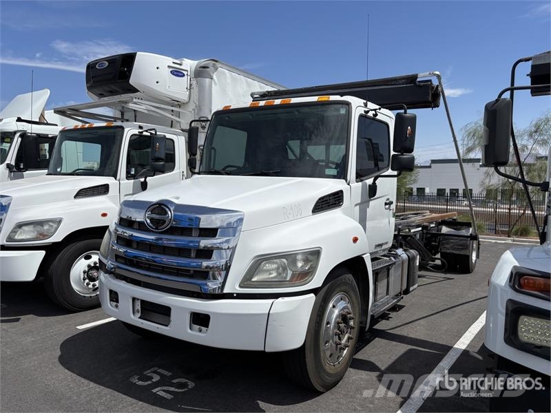 Hino 268A 4x2 Roll-Off Truck Camiones portacubetas