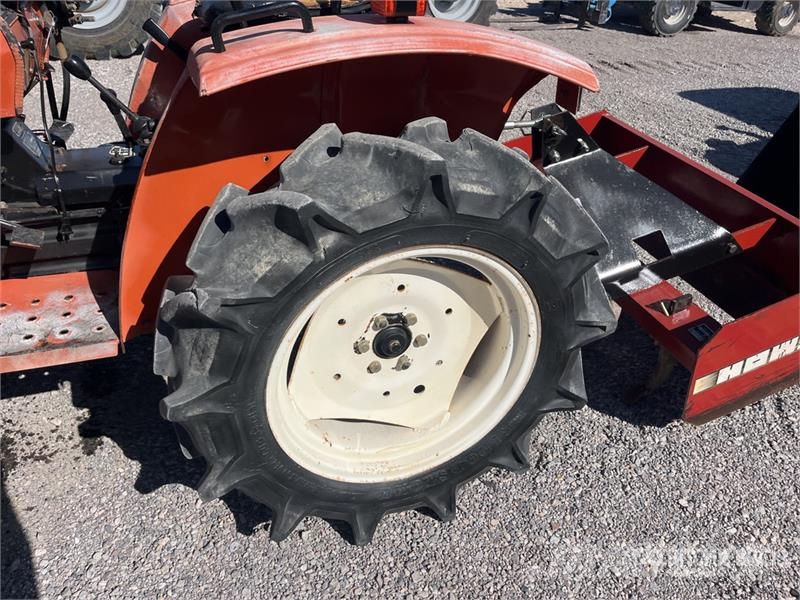 Hinomoto E204 Kompaktné traktory