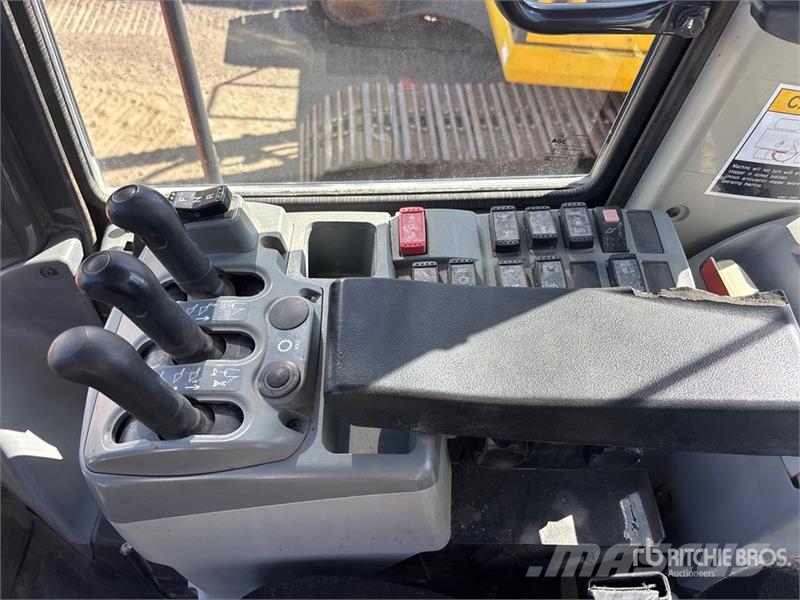 Hitachi ZW250-6 Wheel Loader Gumikerekes homlokrakodók